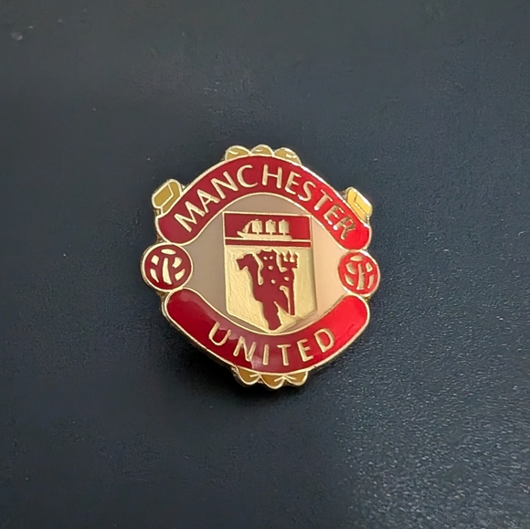 Manchester United F. C. Lapel Pin - Picture 1 of 3